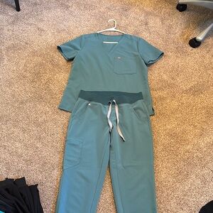 Figs hydro green jogger scrub set both size small. 1 pocket top.